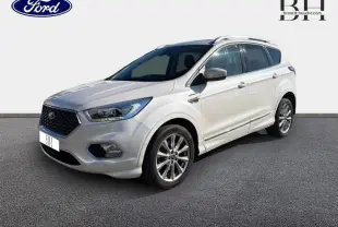 Vue 3/4 avant droite du Ford Kuga blanc Premium Platinum avec jantes alliage et toit panoramique visible.