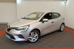 Renault Clio Business TCe 100 gris clair vue 3/4 avant droit, feux LED et jantes alliage visibles.
