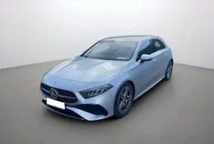 Mercedes Classe A 200 AMG Line argent high-tech metal, vue 3/4 avant droit avec jantes alu 18 pouces et phares LED.