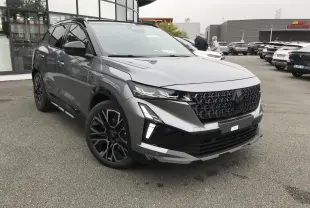 Renault Austral gris métallisé bi-ton noir, vue 3/4 avant avec calandre et jantes noires distinctives.