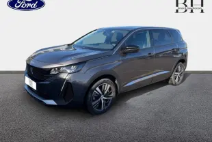 Peugeot 5008 gris Platinium vue 3/4 avant droit, mettant en valeur sa calandre noire et ses jantes alliage.