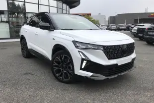 Vue 3/4 avant d'un Renault Austral blanc bi-ton avec calandre noire et jantes alliage noires au design sportif.