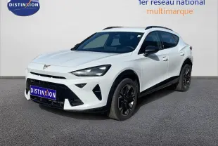 Vue 3/4 avant du CUPRA Formentor blanc neige métal avec jantes noires et détails noirs contrastants.