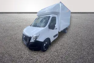 Vue 3/4 avant droit d’un utilitaire blanc Nissan Interstar avec caisse fermée et roue jumelée arrière.