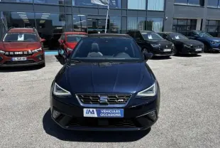 Vue avant d'une SEAT Ibiza 1.5 TSI FR Xclusive bleu foncé métal, avec calandre distinctive et feux LED allumés.