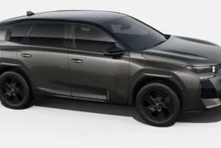 Vue de profil droit du Citroën C5 Aircross 2026 bi-ton gris platinium et toit noir, avec jantes noires distinctives.