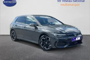 Volkswagen Golf 1.5 eTSI R-Line gris lunaire vue 3/4 avant avec jantes alu distinctives et calandre sportive.