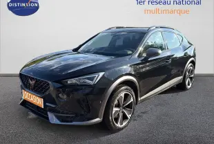 CUPRA Formentor noir minuit métal en 3/4 avant droit, mettant en valeur ses jantes bi-ton et son design sportif.