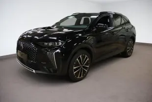 DS7 noir Perla vu en 3/4 avant droit, avec calandre distinctive et jantes alliage 19 pouces Edinburgh.