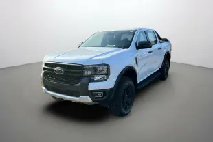 Ford Ranger blanc glacier en 3/4 avant droit avec arceaux noirs et marchepieds visibles sur fond neutre.
