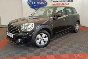 MINI Countryman Cooper noir en 3/4 avant droit, avec phares LED et jantes alliage visibles en intérieur showroom.