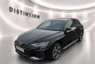 Audi A3 Sportback noir mythos vue 3/4 avant droit avec jantes alu et calandre S line dans showroom lumineux.
