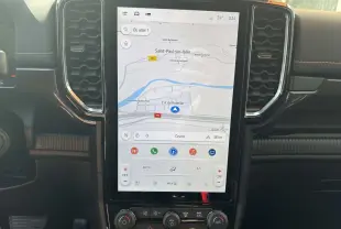 Vue rapprochée de l’écran tactile central du Ford Ranger 2026 affichant la navigation GPS et les commandes climatisation.