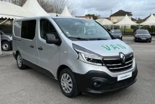 Renault Trafic Fourgon gris platine en 3/4 avant droit avec marquage vert "VAN" sur le capot.