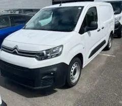 Vue 3/4 avant droite d'un Citroën Berlingo XL blanc banquise de 2019 avec calandre noire et jantes acier simples.