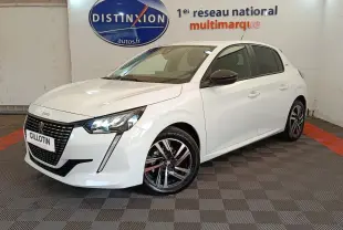 Peugeot 208 PureTech 75 S&S Style blanc en 3/4 avant droit, avec jantes alliage et feux LED distinctifs.