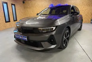 Opel Astra 1.5D 130 BVA8 gris métallisé vue 3/4 avant droit avec jantes alliage 17'' Admiral diamantées.