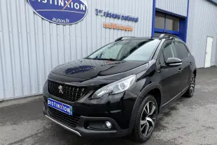 Peugeot 2008 1.2 PureTech 110 GT Line noir vue 3/4 avant droit avec jantes alliage et toit noir brillant.