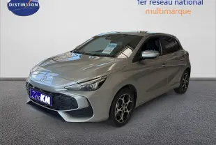 Vue 3/4 avant d'une MG3 1.5L Hybrid+ 195ch Luxury couleur Cosmic Silver Metal avec jantes alliage et calandre noire.