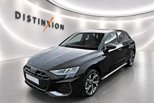 Audi A3 Sportback noir mythos vue 3/4 avant droit avec jantes alu et gouttes d'eau sur la carrosserie.