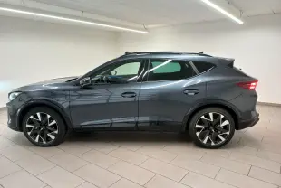 Vue de profil côté gauche du CUPRA Formentor gris magnétique 2025 avec toit ouvrant panoramique et jantes distinctives.