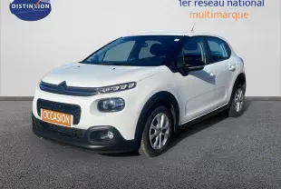 Citroën C3 blanc banquise vue 3/4 avant droit, avec éléments noirs contrastants sur pare-chocs et rétroviseurs.