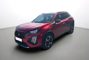 Peugeot 2008 Hybrid 145 en rouge elixir, vue 3/4 avant droit, avec jantes alu et vitres teintées.