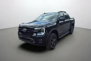 Ford Ranger 2.3 PHEV noir agate en 3/4 avant droit avec calandre imposante et jantes noires.