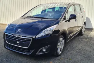 Peugeot 5008 noir métal vue 3/4 avant droit, mettant en valeur ses phares LED et jantes alliage 17 pouces.