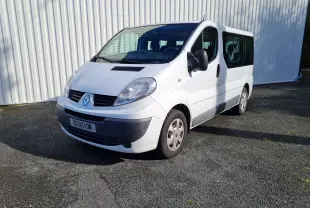 Renault Trafic Passenger blanc vu en 3/4 avant droit, avec calandre noire et plaque "OCCASION" visible.