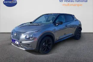 Nissan Juke 2025 gris squale métal avec toit noir, vue 3/4 avant droit, jantes noires et lignes sportives.