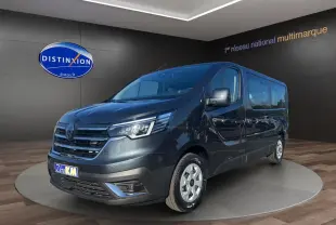 Renault Trafic Combi gris comète en vue 3/4 avant droit, avec portes latérales vitrées et jantes tôlées 16 pouces.