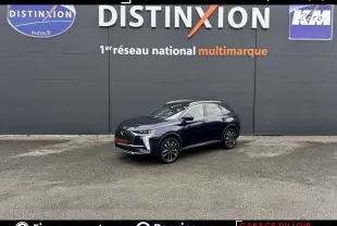 DS7 Crossback bleu en vue 3/4 avant droit, avec calandre distinctive et jantes noires brillantes.