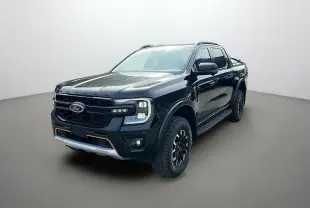 Ford Ranger 2026 noir agate en 3/4 avant droit avec calandre noire et détails orange sur pare-chocs.