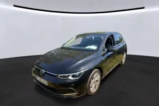 Volkswagen Golf VIII noire vue en 3/4 avant droit, avec jantes alliage et phares LED distinctifs.