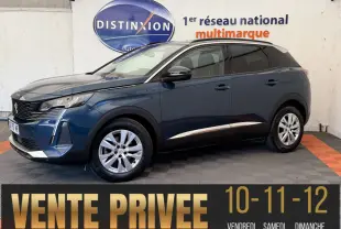 Peugeot 3008 bleu en profil droit, SUV compact avec toit noir et jantes argentées, stationné en intérieur.