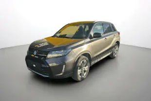 Suzuki Vitara 2025 titan dark gray vue 3/4 avant droit avec jantes alu 17 pouces et feux LED allumés.