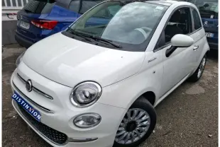 Vue 3/4 avant droite d'une Fiat 500 blanche Bossa Nova avec jantes multibranches et badge Dolcevita sur l'aile.