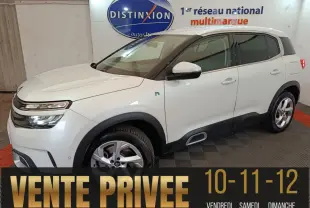 Vue 3/4 avant droit d’un Citroën C5 Aircross Hybrid blanc, avec jantes alliage et détails noirs contrastants.
