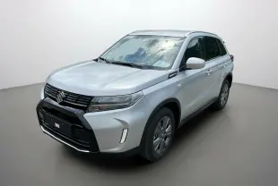 Suzuki Vitara 2025 gris argenté en 3/4 avant droit, avec calandre noire et feux LED distinctifs.