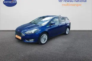 Ford Focus SW bleu foncé vue 3/4 avant droit, jantes alliage 17 pouces et vitres surteintées visibles.