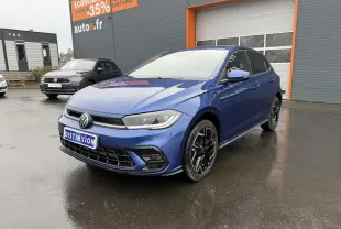 Volkswagen Polo 2025 bleu récif métallisé vue 3/4 avant avec jantes alliage noires et calandre R-Line