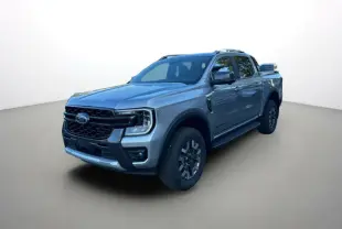 Ford Ranger 2.3 PHEV gris iconic vu en 3/4 avant droit, avec calandre noire et jantes alu foncées.