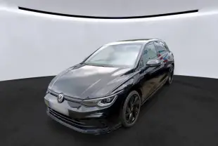 Volkswagen Golf 8 R-Line noire vue 3/4 avant droit avec jantes noires et calandre laquée.