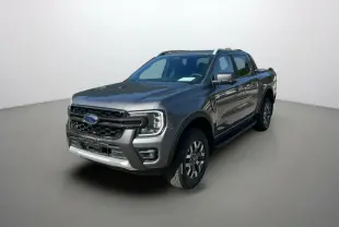 Ford Ranger 2.3 PHEV gris carbone en 3/4 avant droit, avec calandre noire et jantes alu 18 pouces visibles.