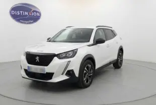 Peugeot 2008 blanc en 3/4 avant droit, SUV compact avec calandre noire et jantes alliage distinctives.