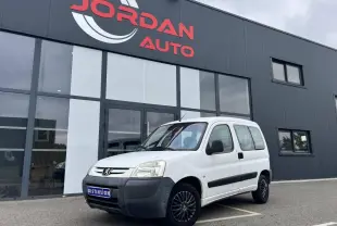 Peugeot Partner blanc 2008 en 3/4 avant droit, avec pare-chocs noirs et jantes noires, devant un bâtiment Jordan Auto.