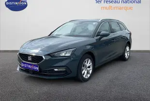 SEAT LEON ST bleu Fjord vue 3/4 avant droit, mettant en valeur ses lignes dynamiques et ses jantes argentées.