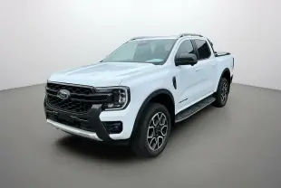 Ford Ranger 2.0 205 Wildtrak Plus blanc glacier vu en 3/4 avant droit avec jantes alu 20 pouces et barres de toit.