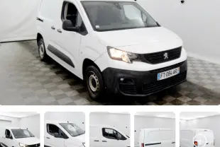 Peugeot Partner blanc vue 3/4 avant droit en intérieur, avec phares allumés et protections noires sur les portes.